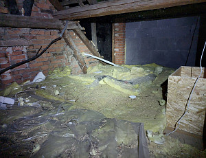 Zateplení stropu rodinného domu pomocí foukané izolace